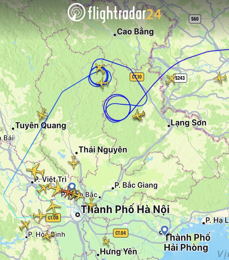 Mưa lớn khiến hàng chục chuyến bay không thể hạ cánh xuống Nội Bài, có chuyến bay về Cát Bi - Ảnh 2.