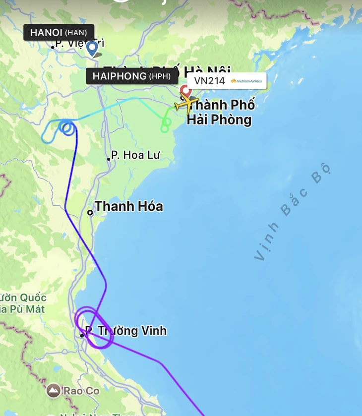Mưa lớn khiến hàng chục chuyến bay không thể hạ cánh xuống Nội Bài, có chuyến bay về Cát Bi - Ảnh 1.