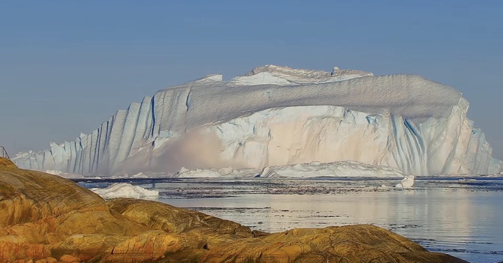 Tảng băng trôi khổng lồ lật úp gần Greenland, lộ 'bụng băng' xanh thẳm - Ảnh 1.