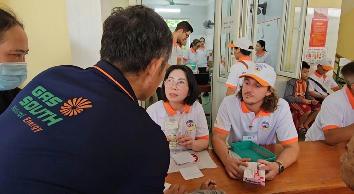 Hơn 100 y bác sĩ vượt hơn 5.000km từ Úc đến Phong Nha khám bệnh miễn phí cho dân - Ảnh 1.