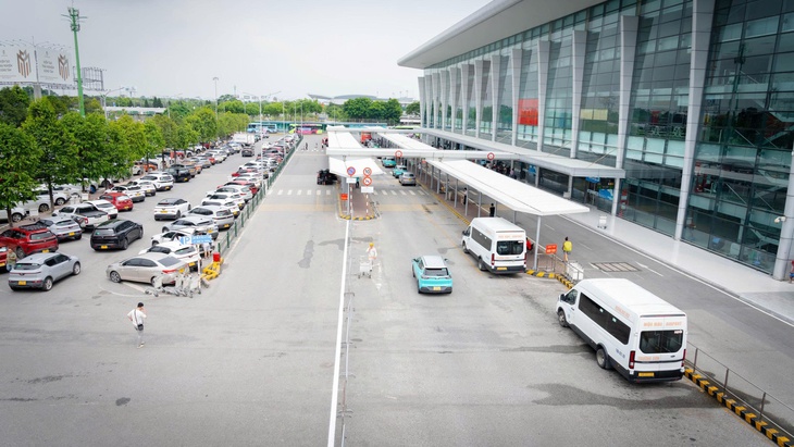 Sân bay Nội Bài điều chỉnh làn đón xe ở ga T1 - Ảnh 1.