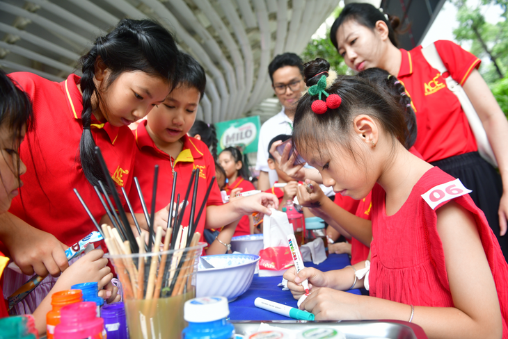 Mỗi bức tranh của trẻ em gửi gắm thông điệp bảo vệ mắt cho thế hệ tương lai - Ảnh 1.