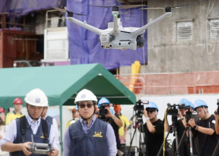 Drone AI bắt đầu 'săn' người hút thuốc lén ở công trường Hong Kong - Ảnh 1.