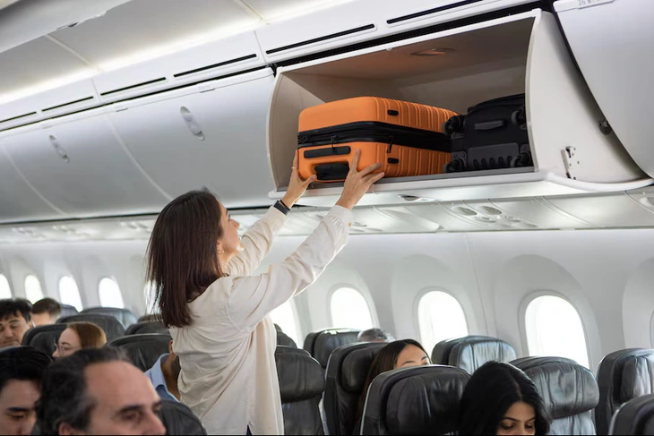 Jetstar thu phí hành lý xách tay để trên ngăn phía trên - Ảnh 1.
