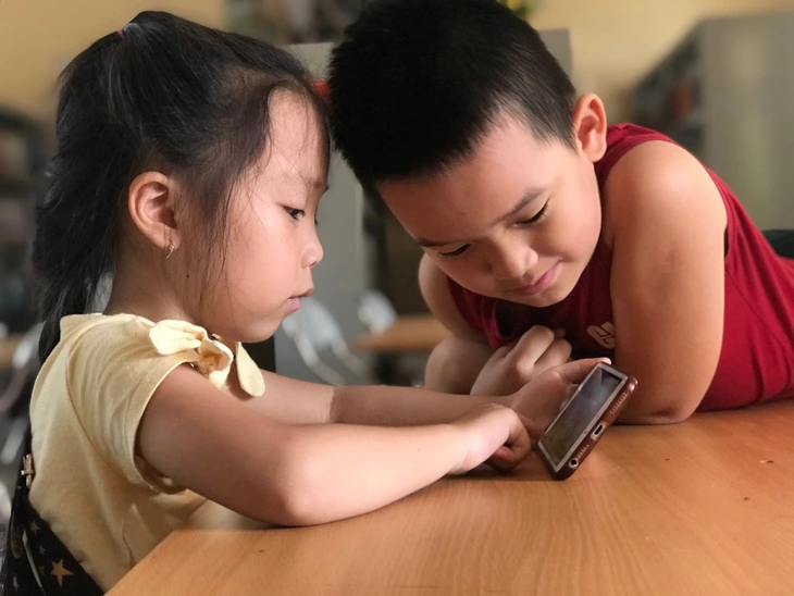 Trẻ dùng mạng xã hội từ 11 tuổi có thể hụt mất nửa năm học tập - Ảnh 1.