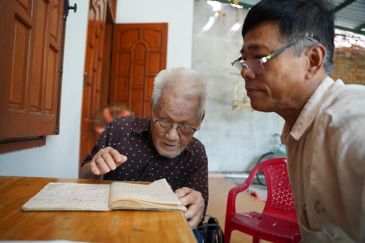Từ Thanh Hóa vào Quảng Ngãi, tìm một cái tên liệt sĩ trong cuốn sổ của y sĩ 96 tuổi - Ảnh 1.