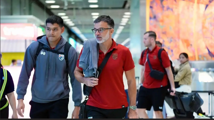 Thầy và trò tuyển Thái Lan liên tục phàn nàn ASEAN Cup 2026 - Ảnh 1.