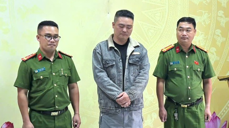 Lái 4 xe tải vượt biên qua Lào để chở gần 50 tấn chất thải, phế liệu về Việt Nam - Ảnh 1.