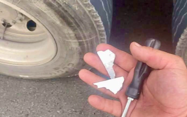 Hàng loạt xe thủng lốp trên cao tốc qua Đắk Lắk: 'Thủ phạm' là xe chở phế liệu? - Ảnh 2.