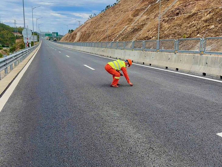 Hàng loạt xe cán phải mảnh sắt trên cao tốc qua Đắk Lắk - Ảnh 4.