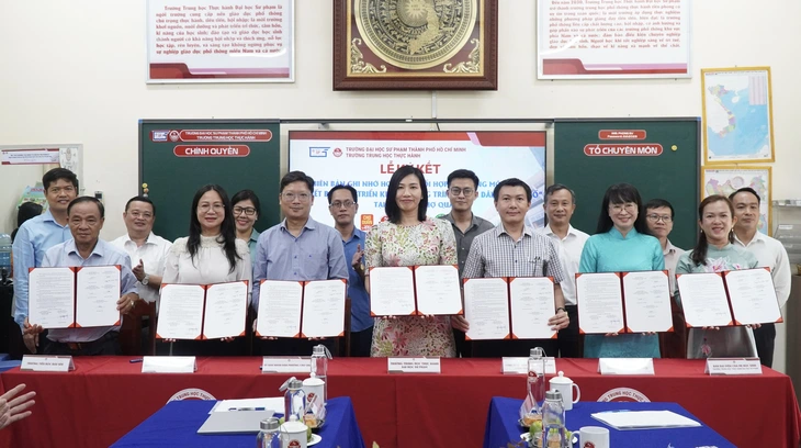 Học sinh hướng dẫn người dân chuyển đổi số trong mô hình Học đường hỗ trợ hành chính công - Ảnh 1.