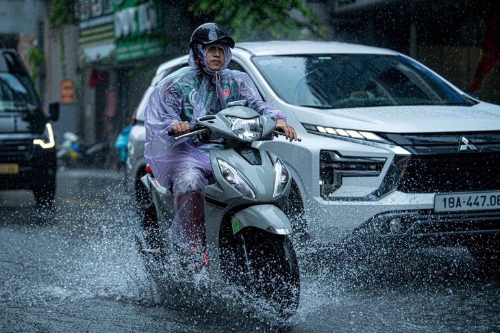 Thời tiết hôm nay 7-8: Miền Bắc giảm mưa từ chiều nay, Biển Đông dông gió - Ảnh 1.