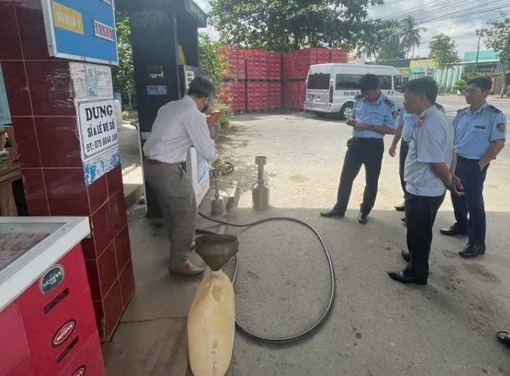 Vĩnh Long phát hiện 9 mẫu xăng dầu không đạt chuẩn, phạt hơn 1,7 tỉ đồng - Ảnh 2.