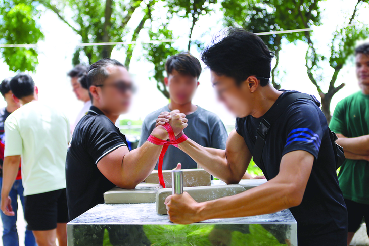 Coi chừng gãy xương cánh tay vì trò chơi vật tay đấu sức quen thuộc - Ảnh 2.