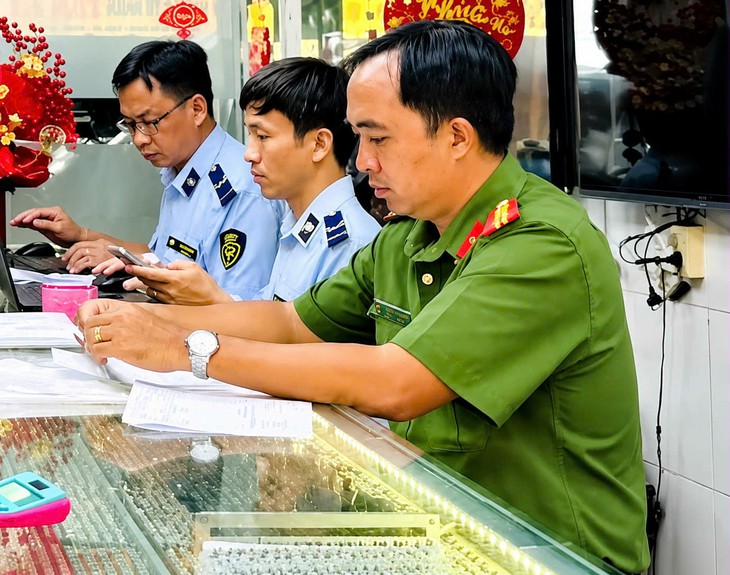 Kiểm tra 21 tiệm vàng ở Vĩnh Long, phát hiện 17 vụ vi phạm - Ảnh 1.