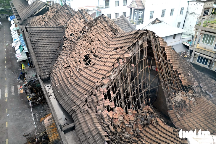 Hình ảnh chợ Biên Hòa sau hỏa hoạn: Khung sắt trơ trọi, hàng hóa cháy rụi - Ảnh 6.