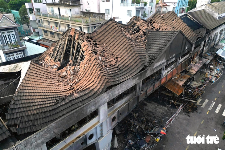 Hình ảnh chợ Biên Hòa sau hỏa hoạn: Khung sắt trơ trọi, hàng hóa cháy rụi - Ảnh 7.