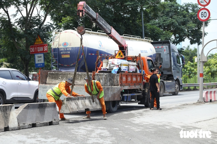Đóng kết nối bãi xe container tự phát lớn nhất trục đường Võ Chí Công, phường Bình Trưng - Ảnh 1.