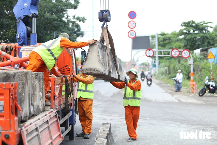 Đóng kết nối bãi xe container tự phát lớn nhất trục đường Võ Chí Công, phường Bình Trưng - Ảnh 3.