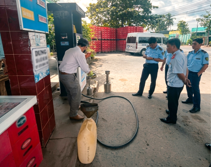 Vĩnh Long phát hiện 9 mẫu xăng dầu không đạt chuẩn, phạt hơn 1,7 tỉ đồng - Ảnh 2.