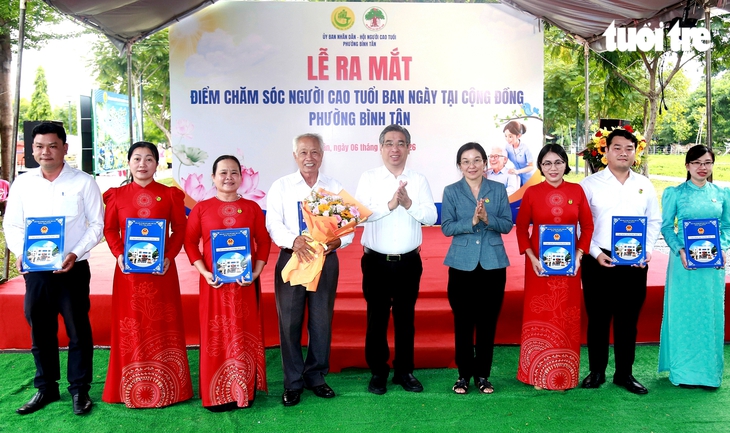 Phường Bình Tân ra mắt điểm chăm sóc người cao tuổi ban ngày tại cộng đồng - Ảnh 2.