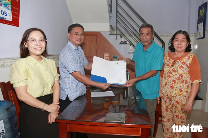 Cụ bà 90 tuổi lần đầu có giấy khai sinh: 'Mừng quá, tôi ngủ không được' - Ảnh 2.