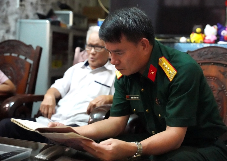 Bộ CHQS tỉnh Quảng Ngãi gặp y sĩ 96 tuổi có cuốn sổ ghi tên 181 liệt sĩ - Ảnh 1.