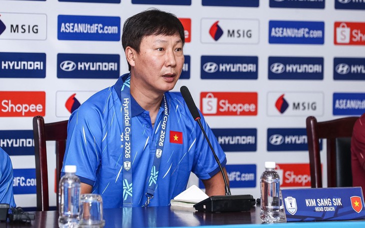 HLV Kim Sang Sik pha trò ở họp báo trước trận Việt Nam - Campuchia - Ảnh 1.