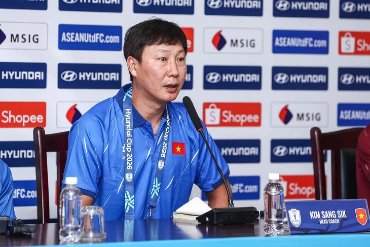 HLV Kim Sang Sik: 'Tuyển Việt Nam sẽ đấu Campuchia với đội hình mạnh nhất' - Ảnh 1.