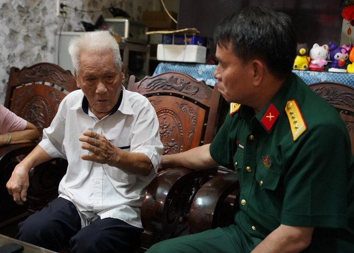 Bộ CHQS tỉnh Quảng Ngãi gặp y sĩ 96 tuổi có cuốn sổ ghi tên 181 liệt sĩ - Ảnh 3.