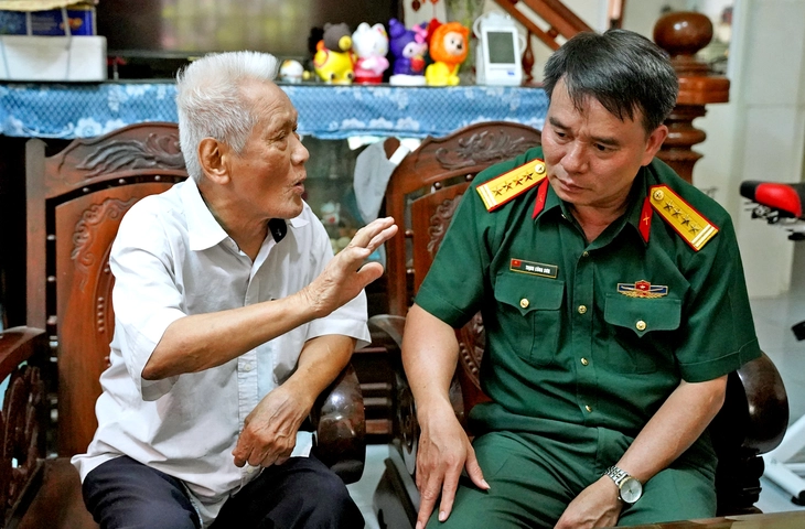 Bộ CHQS tỉnh Quảng Ngãi gặp y sĩ 96 tuổi có cuốn sổ ghi tên 181 liệt sĩ - Ảnh 6.