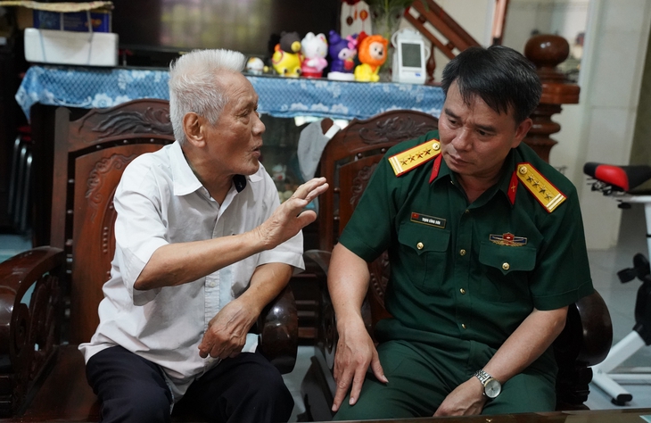 Bộ CHQS tỉnh Quảng Ngãi gặp y sĩ 96 tuổi lưu giữ cuốn sổ ghi tên 181 liệt sĩ - Ảnh 5.