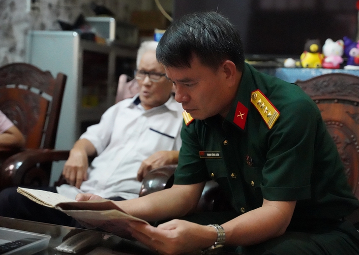 Bộ CHQS tỉnh Quảng Ngãi gặp y sĩ 96 tuổi lưu giữ cuốn sổ ghi tên 181 liệt sĩ - Ảnh 1.