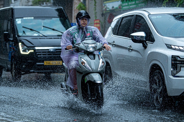 Miền Bắc sắp kết thúc nắng nóng, chuyển mưa rào và dông nhiều ngày - Ảnh 1.