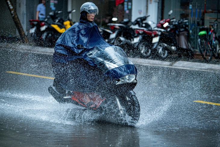 Áp thấp nhiệt đới hướng vào vịnh Bắc Bộ, miền Bắc và miền Trung bắt đầu mưa lớn - Ảnh 1.