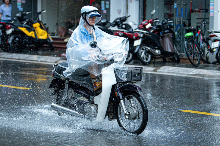 Dự báo miền Bắc và miền Nam mưa dông, có nơi mưa to chiều tối nay - Ảnh 1.