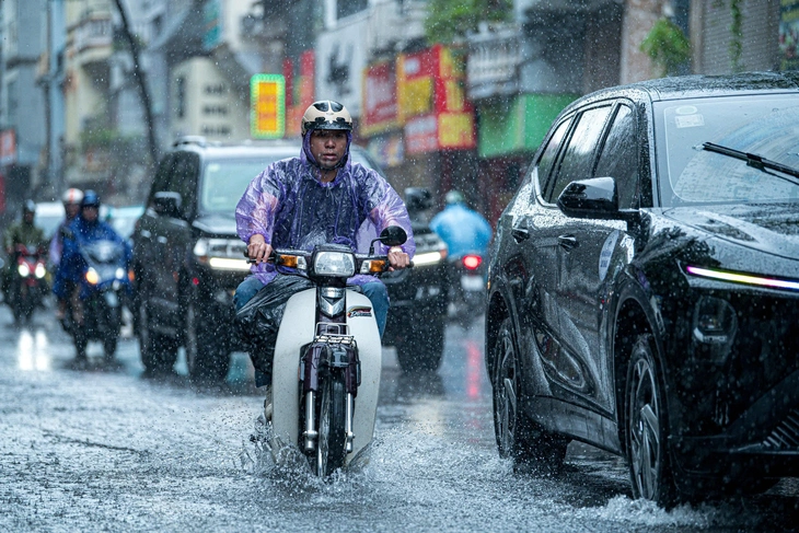 Vùng mây dông từ phía Bắc di chuyển xuống gây mưa lớn Hà Nội và đồng bằng, miền Bắt hết nắng nóng - Ảnh 1.