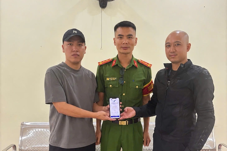 Chuyển nhầm 5 tỉ đồng, người đàn ông ở Hà Nội chạy mô tô vào Quảng Trị để nhận lại tiền - Ảnh 1.