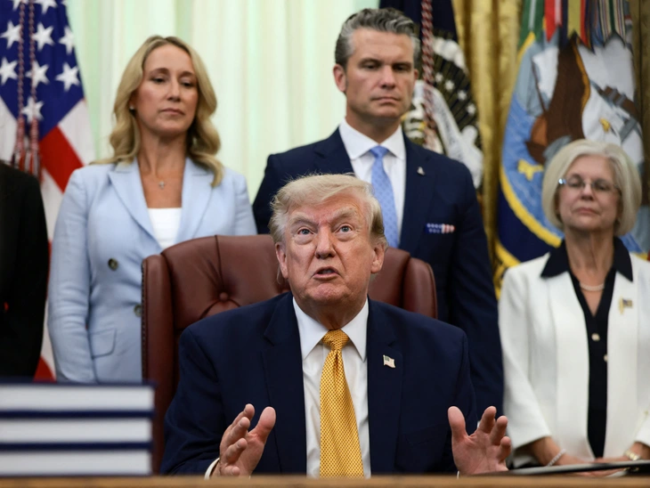 Ông Trump bác tin Mỹ cạn tên lửa, dọa truy tố người làm lộ thông tin - Ảnh 1.