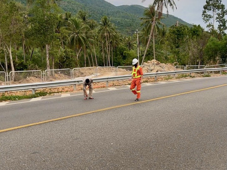 Tìm phương tiện bị thiệt hại trong vụ xe làm rơi vật liệu kim loại làm thủng lốp hàng loạt trên cao tốc - Ảnh 1.