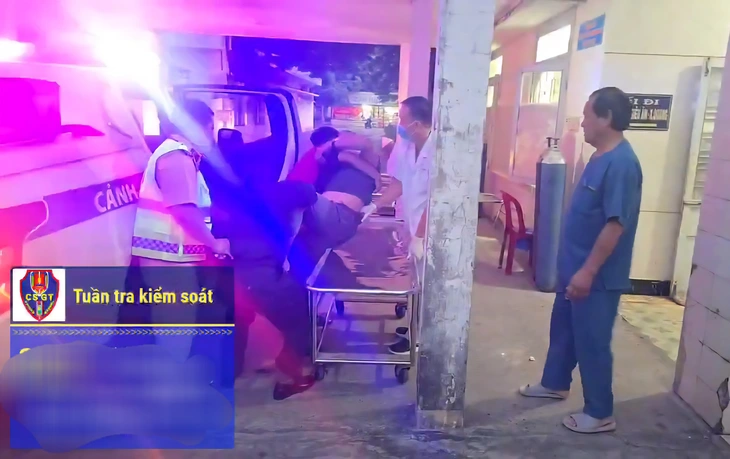 CSGT kịp thời đưa tài xế nghi đột quỵ trên cao tốc Vĩnh Hảo - Phan Thiết đi cấp cứu - Ảnh 1.