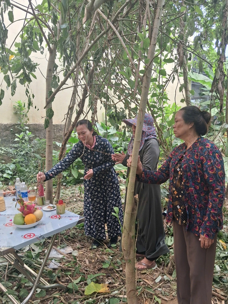 Thân nhân mắt đỏ hoe khi thấy bộ đội đưa lên ba hài cốt liệt sĩ kế bên cầu Câu Lâu - Ảnh 1.
