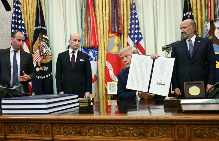Ông Trump tung biện pháp thương mại mới để cạnh tranh Trung Quốc về chip và năng lượng mặt trời - Ảnh 1.