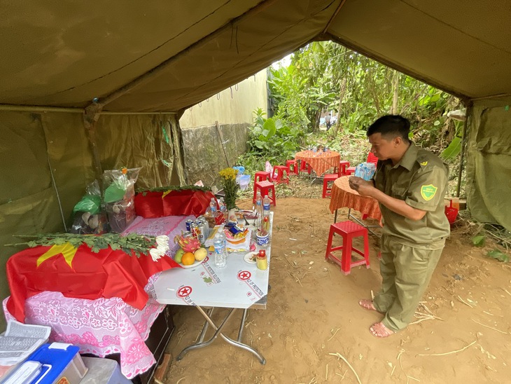 Thân nhân mắt đỏ hoe khi thấy bộ đội đưa lên ba hài cốt liệt sĩ kế bên cầu Câu Lâu - Ảnh 2.
