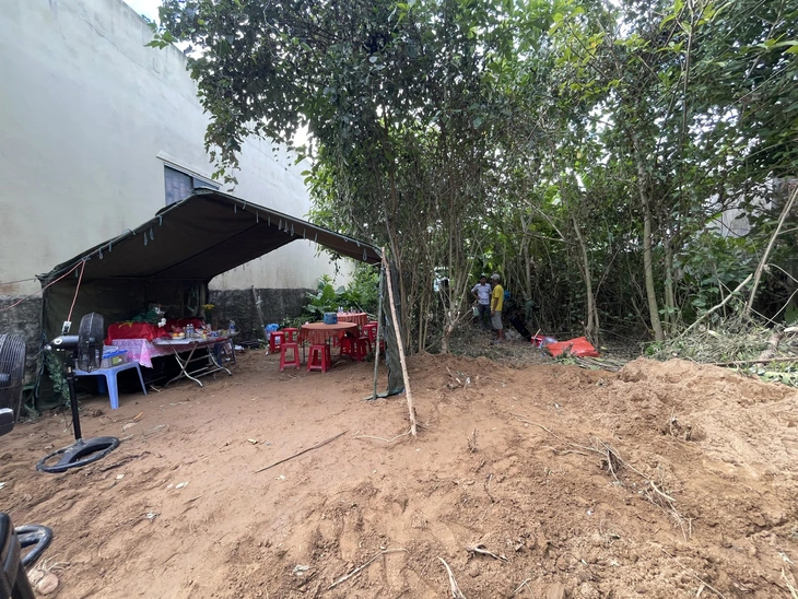 Thân nhân mắt đỏ hoe khi thấy bộ đội đưa lên ba hài cốt liệt sĩ kế bên cầu Câu Lâu - Ảnh 3.