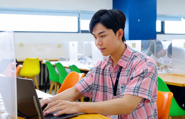 Từ chương trình đào tạo đến trải nghiệm thực tiễn: Hành trình phát triển toàn diện của sinh viên HUFLIT - Ảnh 2.