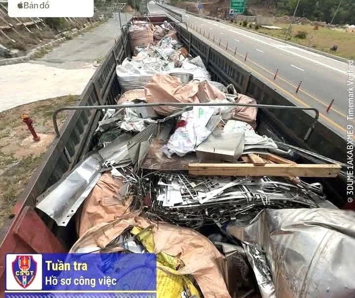 124 ô tô thủng lốp trên cao tốc do cán vụn sắt rơi vãi từ xe chở phế liệu - Ảnh 2.