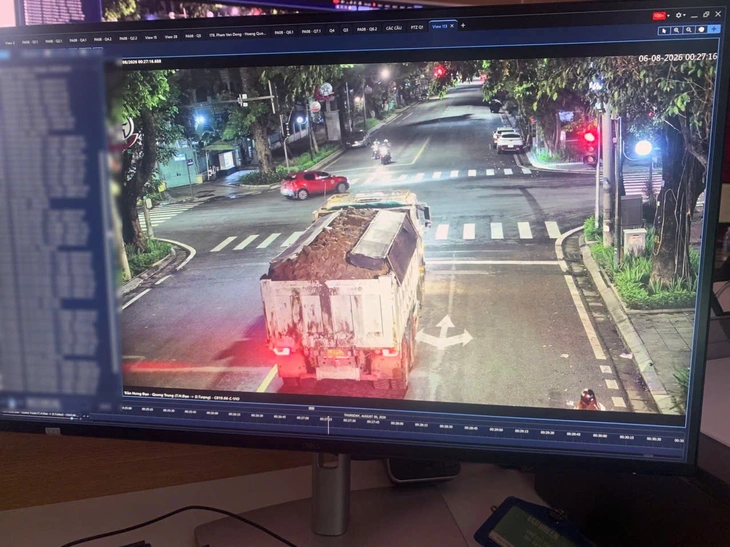 Camera AI truy vết xe tải làm rơi vãi đất ra đường trong đêm - Ảnh 1.