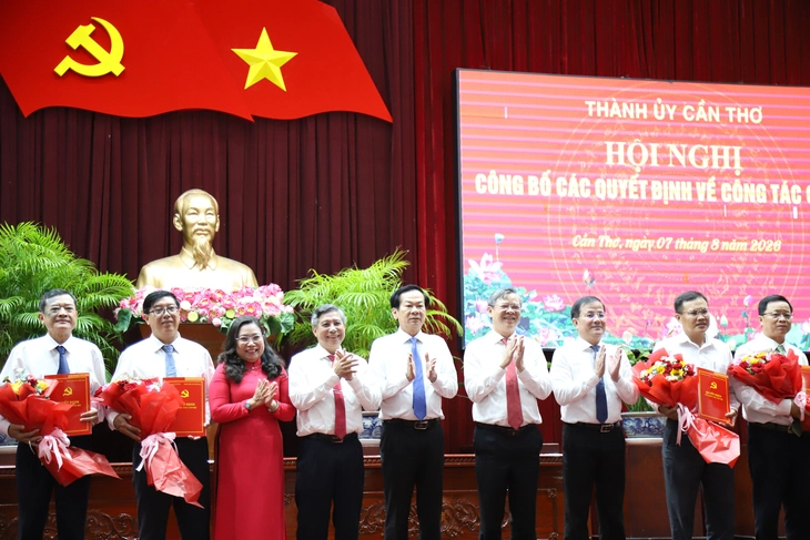 Cần Thơ trao 60 quyết định điều động, bổ nhiệm cán bộ chủ chốt - Ảnh 4.