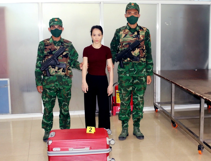 Người phụ nữ mang súng, đạn nhập cảnh cửa khẩu Mộc Bài - Ảnh 2.